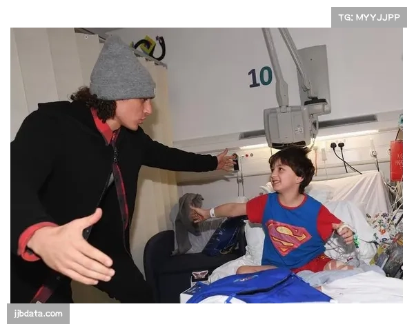 社区特写：斯特拉斯堡俱乐部组织球员前往当地医院探望患病儿童